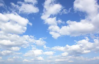 Blauer Himmel mit weißen Wolken.