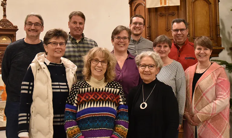 Gruppenfoto von einem Pastorenteam in einer Kirche.